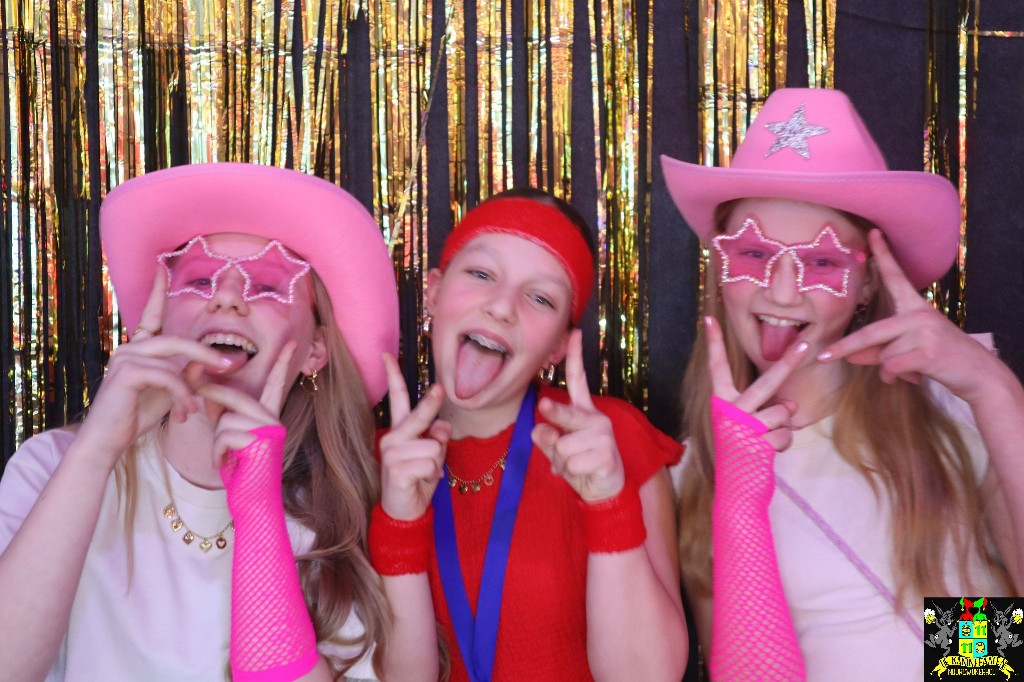 ../Images/Jeugd Opwarmbal Photobooth 385.jpg